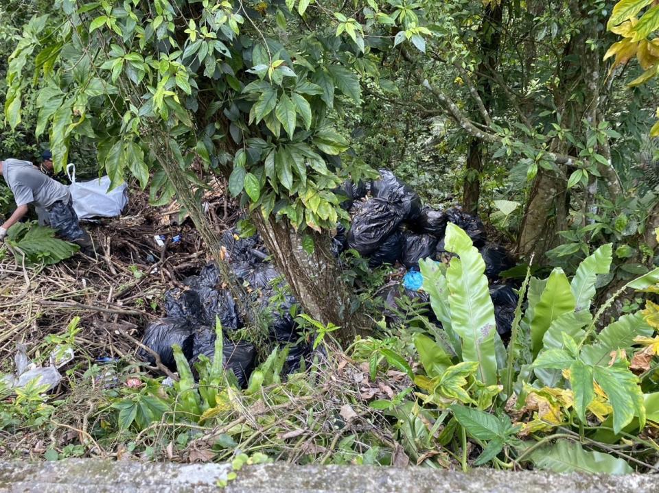 苗縣護魚步道遭濫倒垃圾。苗栗縣府提供