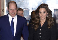 Kate Middleton et le prince William étaient de sortie, mardi soir. Sur leur compte Instagram, le duc et la duchesse de Cambridge ont publié une série de photos résumant leur soirée au théâtre Noël Coward, à Londres, organisée par la « Royal Foundation » et où ils ont assisté à la représentation de la pièce « Dear Evan Hansen ». Portant sur les maladies mentales, cette comédie musicale raconte l’histoire d’Evan, un adolescent qui rencontre des difficultés à s’adapter à un monde hyper connecté. Créé à Broadway en 2015, ce spectacle a rencontré un grand succès et a été récompensée par six Tony Awards, l’équivalent des Molières aux Etats-Unis.En légende de leur publication Instagram, le couple royal écrit : « La comédie musicale “Dear Evan Hasen” a été reconnue comme un moyen d’engager les conversations à propos du bien-être psychologique entre les parents et les adolescents. Ce point sur la santé mentale est un problème prioritaire pour la Royal Foundation. » Voir cette publication sur Instagram The Duke and Duchess of Cambridge attended a special performance of Dear Evan Hansen @dehwestend, held in aid of The Royal Foundation. The musical @dearevanhansen has been credited with helping to start important conversations about mental health between parents and teenagers. The issue of mental health is a key priority for The Royal Foundation which works to tackle the stigma and encourage more people to talk openly about their mental health. @GiveUsAShoutInsta, a free and confidential 24/7 UK text messaging helpline that supports people in crisis and was developed by The Royal Foundation, is one of four not-for-profit partners of the show which provide mental health resources to audiences and beyond. Photos © Kensington Palace / PA Une publication partagée par Kensington Palace (@kensingtonroyal) le 25 Févr. 2020 à 3 :42 PST Ensuite, Kate Middleton et le prince William ont publié une courte vidéo où l’on peut les voir en pleine discussion avec les comédiens et les employés du théâtre et d’autres personnes présentes à la soirée. En musique de fond, l’une des chansons phares de la comédie musicale intitulée « You are not alone » [« Tu n’es pas seul »]. Voir cette publication sur Instagram You are not alone — the story of @dearevanhansen centres around the timely and timeless story of Evan, a boy who is struggling to connect in our hyperconnected world. The Award-winning musical has been credited with helping to start important conversations about mental health between parents and teenagers — this issue of mental health is a key priority for the Royal Foundation. The Duke and Duchess of Cambridge attended a special performance of Dear Evan Hansen @dehwestend in aid of The Royal Foundation. The Royal Foundation’s work to tackle the stigma and encourage more people to talk openly about their mental health includes the development of @GiveUsAShoutInsta, a free and confidential 24/7 UK text messaging helpline that supports people in crisis. Film © Kensington Palace Music © @dearevanhansen Une publication partagée par Kensington Palace (@kensingtonroyal) le 25 Févr. 2020 à 4 :51 PST Pour l’occasion, la duchesse de Cambridge était habillée d’une robe brillante noire en tweed assortie à une paire d’escarpins argentés signée Jimmy Choo, qu’elle portait déjà lors de la dernière cérémonie des Bafta, début février.