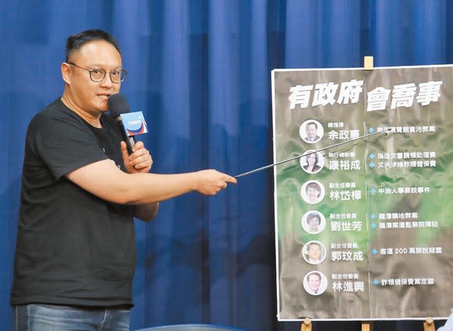 國民黨10日召開「陳其邁不敢簽反貪腐切結書原因大解密」記者，李眉蓁競總發言人鄭照新（見圖）指出，陳其邁競選團隊都涉及不少弊案官司及司法事件，這樣的團隊難以說服市民認同是做事的政府。（陳怡誠攝）