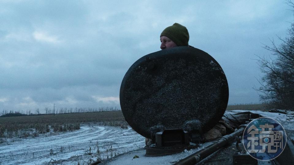 烏克蘭武裝部隊第4坦克旅的一名炮手代號「五角大廈」（Pentagon），正在勘察被白雪覆蓋的前線。他目光專注，定錨在靜謐的風景上。寂寥的冬景與炮手評估地形、尋找精確部署122公釐2C1 Gvozdika榴彈炮的線索時呈現出來的戰略警醒模樣，形成對比。