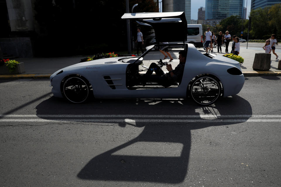 Tal y como se aprecia en las instantáneas la apariencia de su nuevo vehículo es espectacular. Burek ha cuidado hasta el último detalle y el resultado es un coche que llama la atención de cualquiera.<br><br>Foto: REUTERS/Kacper Pempel