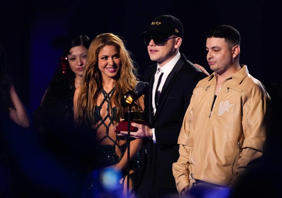 El productor argentino Bizarrap se llevó los premios a canción del año y mejor canción pop por “Shakira: Bzrp Music Sessions, Vol. 53”, con la estrella colombiana.