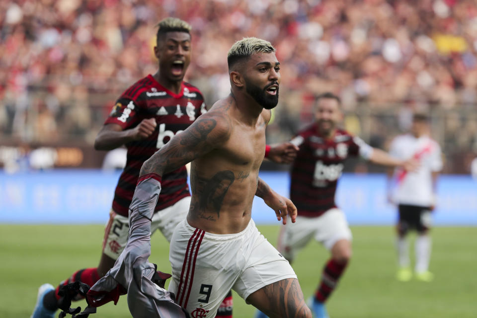 Gabriel Barbosa de Flamengo de Brasil tras anotar el segundo gol en la victoria 2-1 ante River Plate de Argentina en la final de la Copa Libertadores, el sábado 23 de noviembre de 2019, en Lima. (AP Foto/Fernando Vergara).