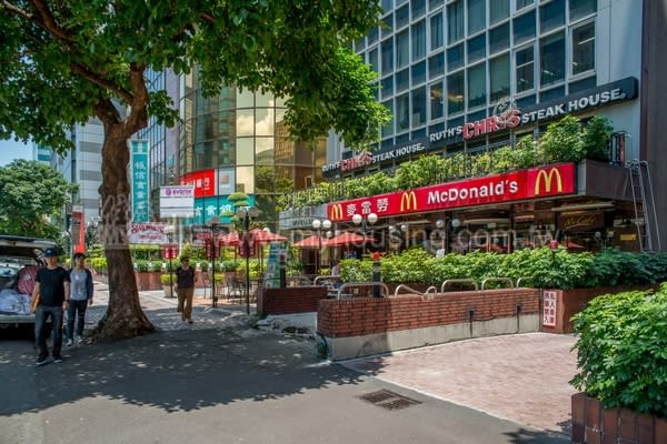 台灣麥當勞的第一家店，選擇設在台北A辦林立之民生敦北商圈。