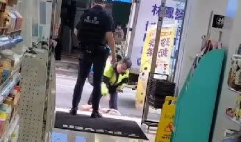 員警以警棍抽打「超商浩克」多下，是否依執法過當惹議。精神科名醫沈政男表示，警察在現場必須迅速判斷如何保障自身安全，「非事後像很多人閒閒看錄影在那邊說三道四。」   圖：翻攝自記者爆料網