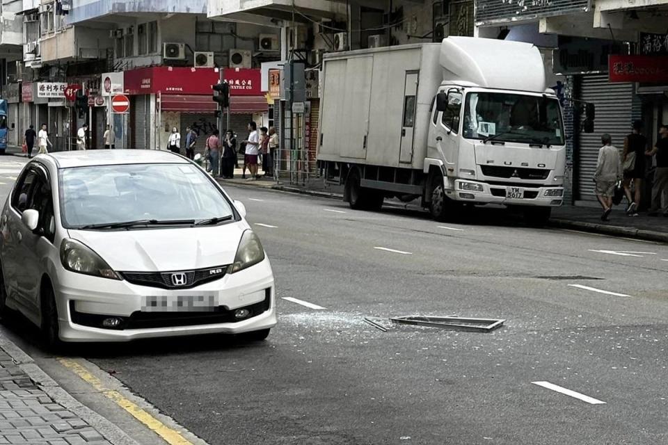 深水埗有鋁窗從天而降，幸無擊中途人。(網民Ming Leung@FB群組「馬路的事 (即時交通資訊台)」)