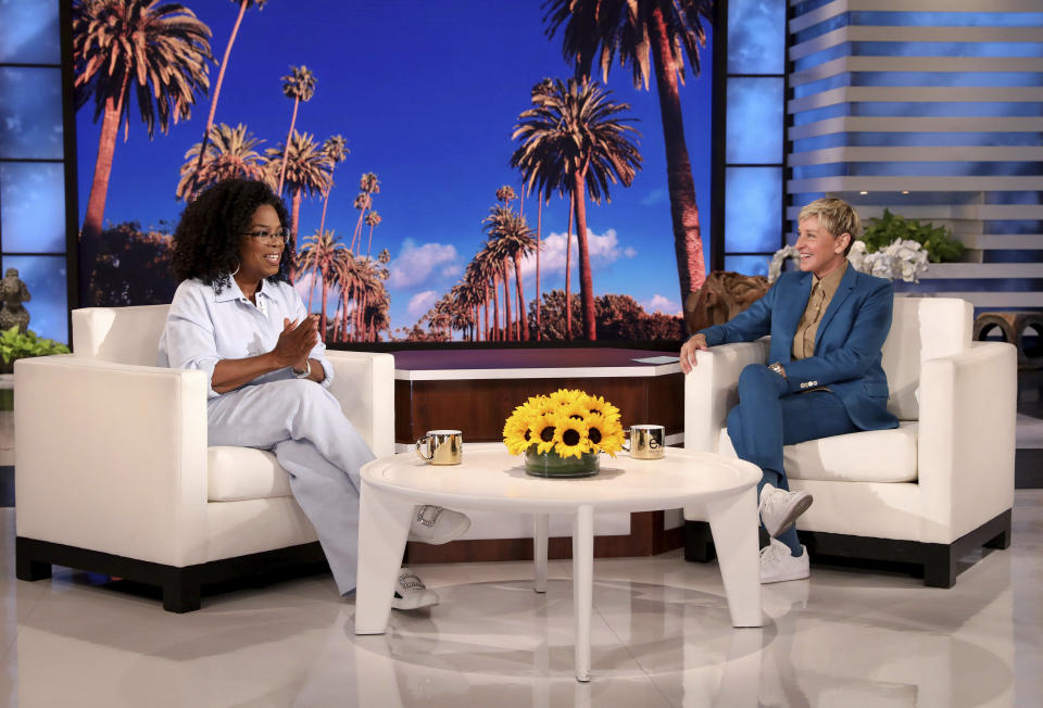 En esta fotografía proporcionada por Warner Bros., la anfitriona de programa de tertulia Ellen DeGeneres con la invitada Oprah Winfrey durante la grabación de "The Ellen DeGeneres Show" en los estudios Warner Bros. en Burbank, California el 26 de abril de 2022, el programa se transmitirá el 24 de mayo. DeGeneres se despedirá de su programa matutino tras 19 años al aire el 26 de mayo de 2022. (Michael Rozman/Warner Bros. via AP)