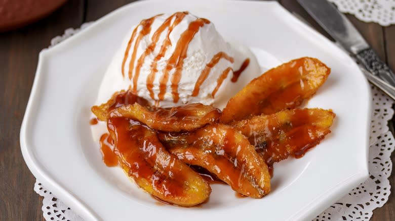 Caramelized bananas served with ice cream 