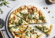 Pizza mythique vs pizza originaleA la carte de n’importe quelle pizzeria on retrouve les classiques margherita, quatre fromages, calzone, ou encore quatre saisons. Des pizzas incontournables, qui peuvent néanmoins évoluer en fonction des produits locaux ! Et à la maison, rien ne nous empêche d’ajouter sur nos classiques une petite touche d’originalité avec une pointe de piment, un œuf, de la roquette, etc.Mais la pizza c’est aussi une formidable page blanche pour les cuisiniers - professionnels comme amateurs – puisqu’on peut l’accommoder d’à peu près n’importe quelle façon, et même en sucré comme avec la pizza au chocolat. Et sur Pinterest, l’inspiration est à portée de clic. Pesto de kale, burrata, pâte sans gluten, pizza vegan au fauxmage de noix de cajou… rien n’est interdit !Le seul élément fondamental à garder en mémoire est qu’une pizza doit avoir une base de pâte. Point. Mais la pâte ne doit pas nécessairement être à base de farine de blé. On peut utiliser une farine sans gluten, de la semoule de chou-fleur, ou encore de la patate douce pour une pâte qui change. Et pour aller encore plus vite, on peut même faire des pizzas minute en utilisant des naans ou des tortillas de blé ou de maïs.En attendant de passer en cuisine, voici 20 pizzas trouvées sur Pinterest, entre classicisme et originalité, à savourer du bout des doigts.