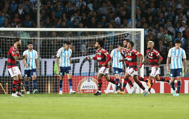 Gabigol festeja el 1-0 de Flamengo ante Racing en Avellaneda