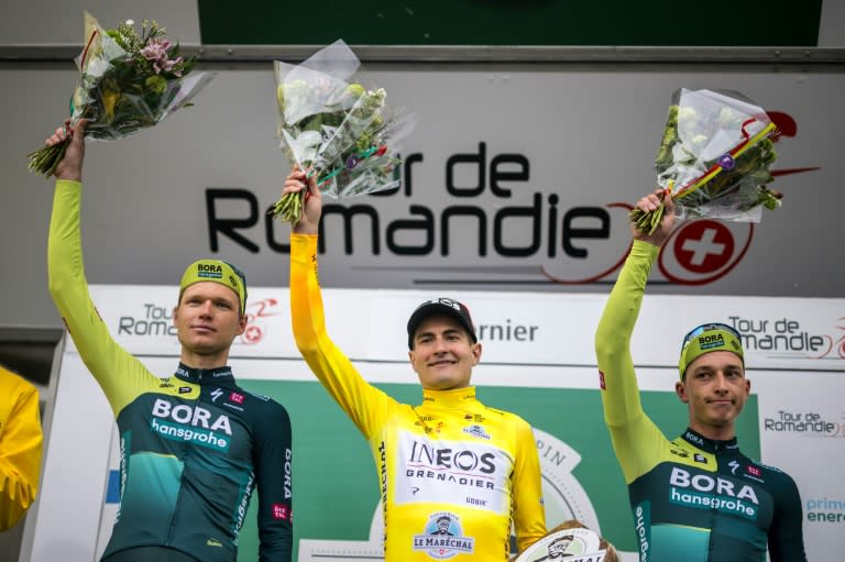 Carlos Rodriguez (centre) celebrates his Tour de Romandie win (Fabrice COFFRINI)