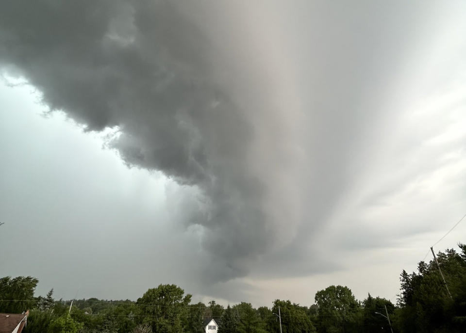 Tornado and damaging wind risks in southern Ontario as heat builds