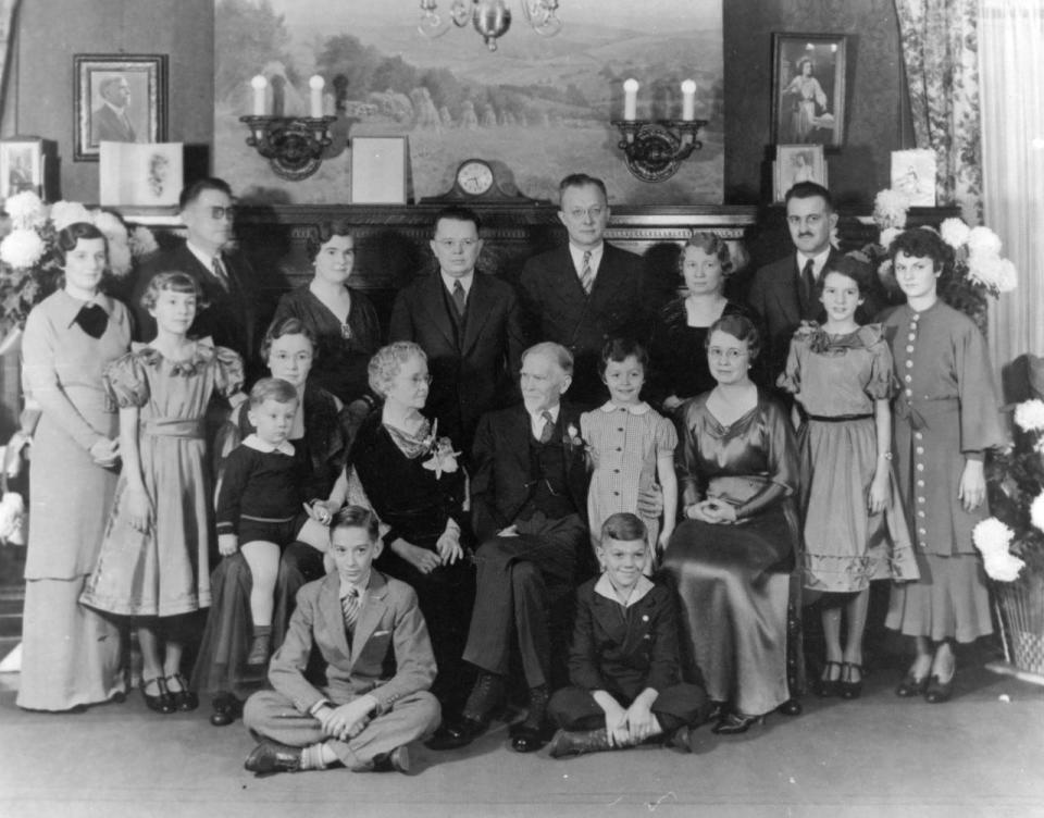 Boehne family photograph from the V Gaisser Collection of the Willard Library of Evansville, Indiana.
