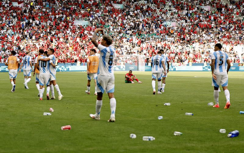 Juegos Olímpicos de París 2024 - Fútbol - Grupo B Masculino - Argentina vs Marruecos - Estadio Geoffroy-Guichard, Saint-Étienne, Francia - 24 de julio de 2024. Los jugadores de Argentina celebran tras el partido