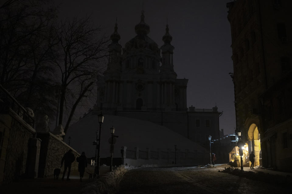 Archivo - Foto del centro de Kiev, Ucrania, durante un apagón el 23 de noviembre de 2022, después de un ataque con cohetes de las tropas rusas. Cuando las fuerzas rusas iniciaron una campaña militar contra la infraestructura ucraniana hace casi dos meses, abrieron un frente que llevó la guerra hasta los hogares, las escuelas, las oficinas y las iglesias: a través de las líneas eléctricas, las tuberías de agua y los sistemas de calefacción. (AP Foto/Andrew Kravchenko, Archivo)