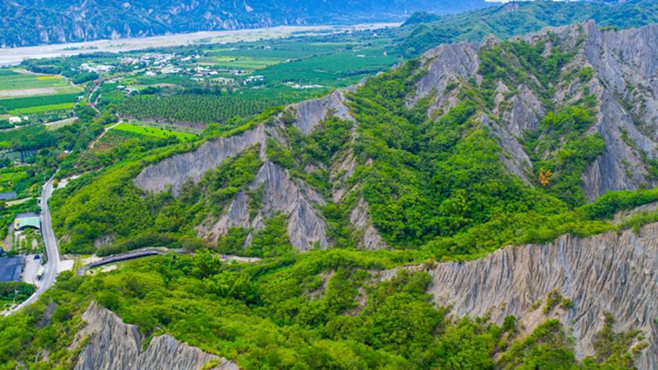 台東遊程主打山海深度遊，走訪被譽為是台東地質國寶的「利吉惡地」。（圖／易遊網提供）