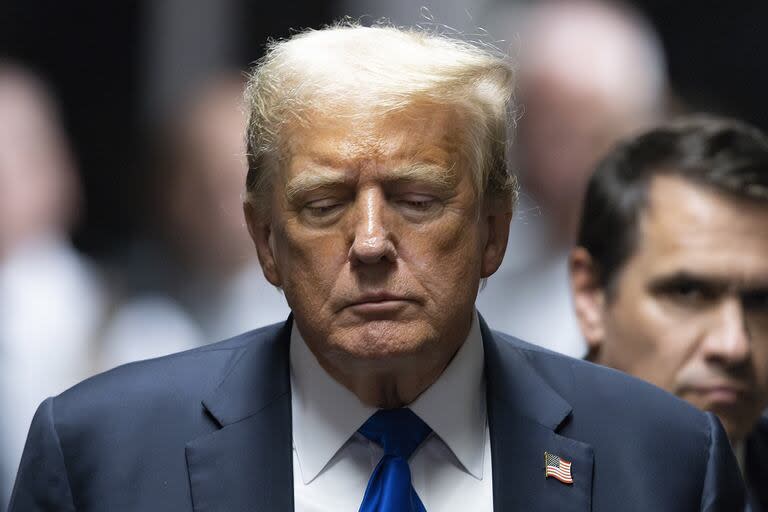 El expresidente Donald Trump abandona el tribunal después de que un jurado lo declarara culpable de los 34 cargos de delito grave en su juicio penal en el Tribunal Penal de Manhattan, el jueves 30 de mayo de 2024, en Nueva York. (Justin Lane/Pool Photo vía AP)