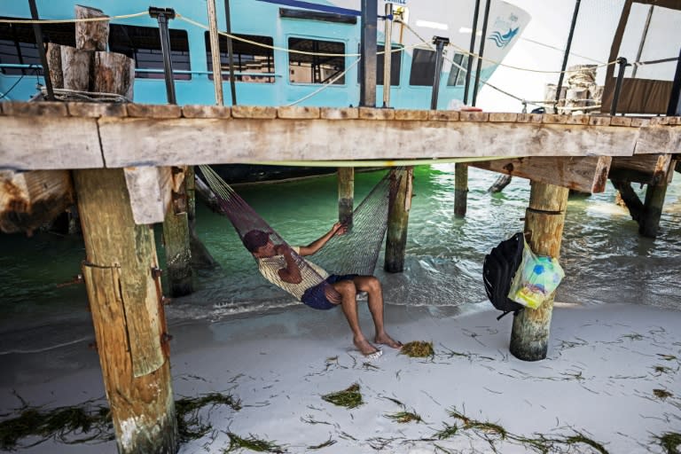 Un hombre descansa en una playa de Cancún, México, en abril de 2024 (CARL DE SOUZA)