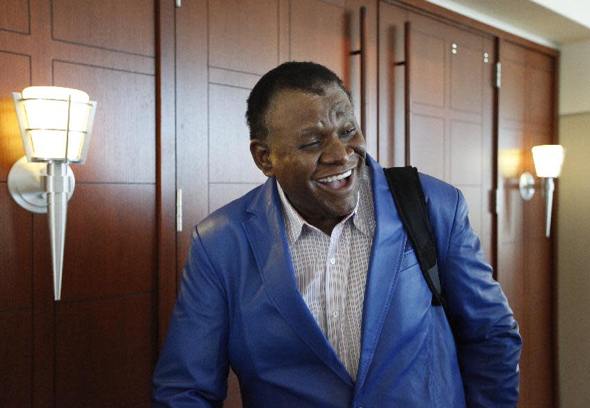 Comedian George Wallace leaves a courtroom in Las Vegas on Tuesday, April 8, 2014 after a jury awarded him $1.3 million in his case against the Bellagio hotel-casino for a 2007 incident where he was injured on stage. (AP Photo/Las Vegas Review-Journal, John Locher)