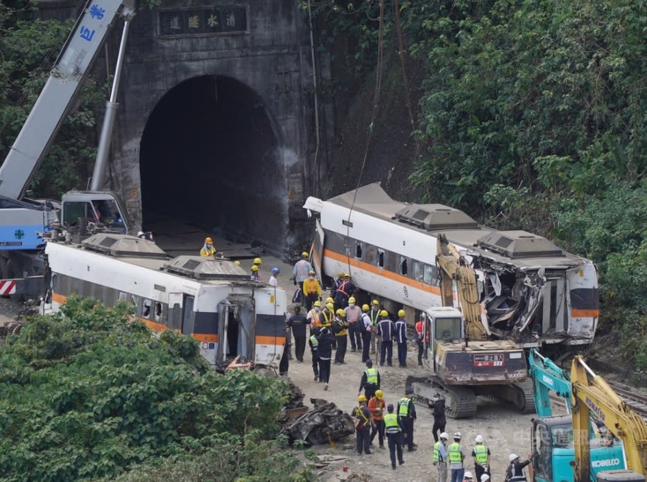 台鐵太魯閣號2日發生出軌事故，造成嚴重死傷，衛福部3日起啟動賑災專戶接受民眾捐款。(檔案照)