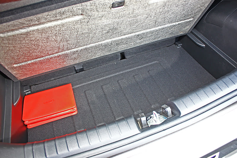 行李廂容積255升，所幸下方底板可掀起，可放置一些隨車小東西。
