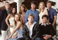 Als Luke Ward sorgte Chris Carmack (Bild, rechts oben) bei "O.C." für einige Aufregung. Erst war er mit Marissa (Mischa Barton, dritte von links) liiert, und schließlich fing er eine Affäre mit ihrer Mutter, Julie (vierte von links), an. (Bild: Wonderland Sound and Vision / JM)