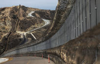 <p>Diese Mauer trennt Mexiko und die USA voneinander: An der Grenze zwischen beiden Ländern wurden im Juni 34.114 Menschen aufgegriffen, im Mai waren es 40.338. (Bild: Getty Images) </p>