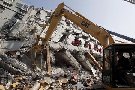 Rescue personnel work at the site where a 17-storey apartment building collapsed in an earthquake in Tainan, southern Taiwan, February 7, 2016. REUTERS/Pichi Chuang