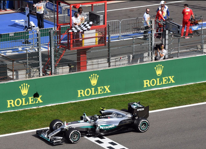 <p>Mercedes-Fahrer Nico Rosberg bekommt die karierte Flagge, als er die Ziellinie der belgischen Formel Eins im belgischen Spa-Francorchamps passiert. (Foto: Geert Vanden Wijngaert)</p>