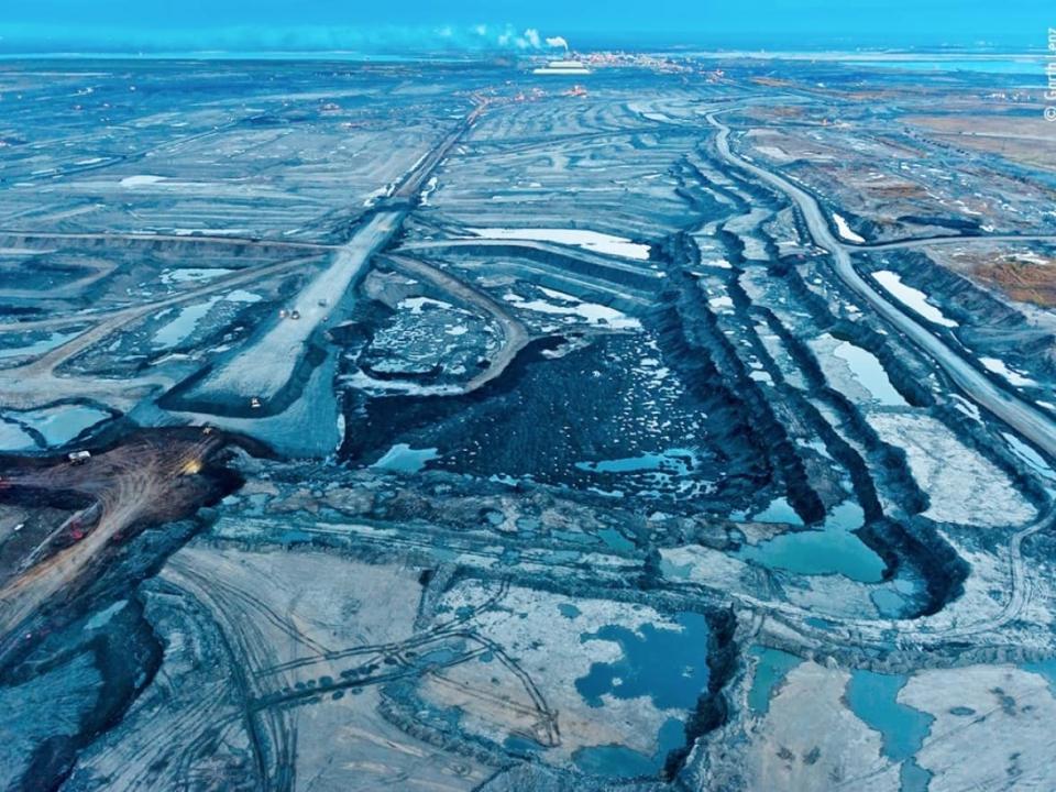 An aerial photo of the Mildred Lake mine in the oilsands of Alberta. (Garth Lenz - image credit)