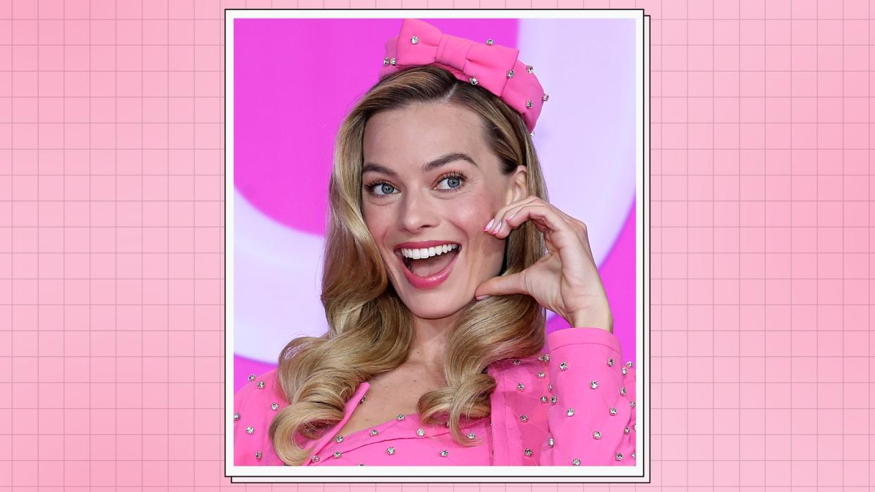  Margot Robbie pictured with pink french tip nails at the press conference for "Barbie" on July 03, 2023 in Seoul, South Korea 