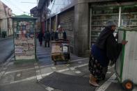 <p>Lleva en esta oficina al aire libre 37 años y solo en la misma calle de La Paz hay otras nueve personas que realizan su mismo trabajo. Sin embargo, dice que tiene clientes habituales desde hace tiempo. (Foto: Martin Silva / AFP / Getty Images).</p> 