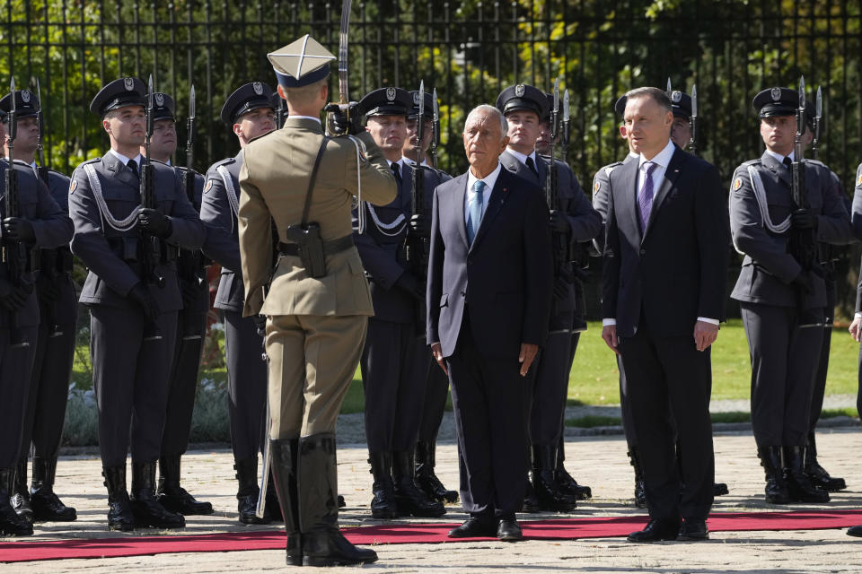 Poland's President Andrzej Duda, second right, and Portuguese President Marcelo Rebelo de Sousa review Poland's military Guard of Honor during a welcoming ceremony at the Belvedere Palace in Warsaw, Poland, Tuesday, Aug. 22, 2023. At a joint news conference de Sousa vowed continuing support for Ukraine's struggle against Russia's invasion, while Duda said Poland is watching Russia's transfer of some nuclear weapons into neighbouring Belarus. (AP Photo/Czarek Sokolowski)