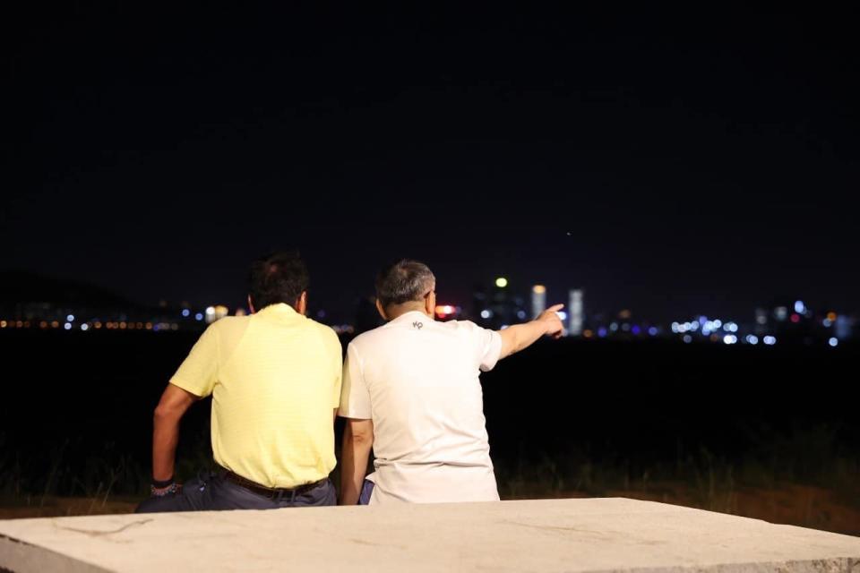 郭台銘（左）、柯文哲（右）5月30日在金門同台，晚上兩人還到海邊散步。翻攝郭台銘臉書