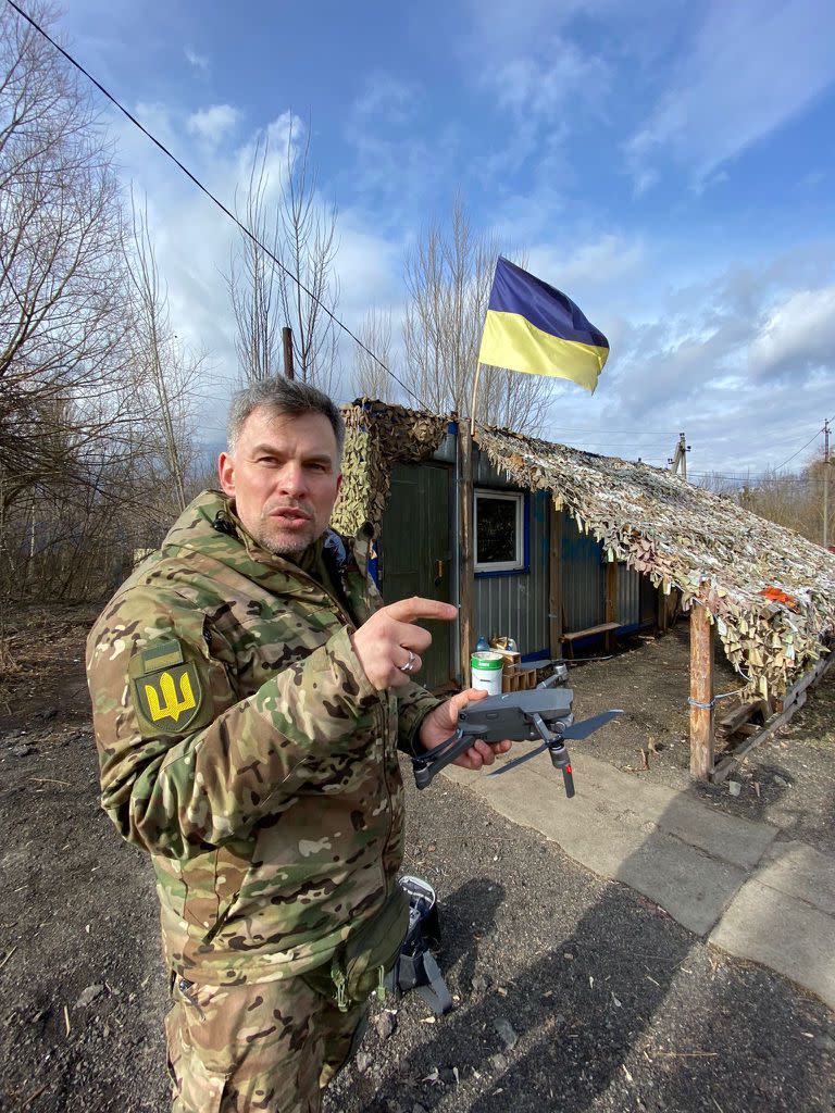 Gennadi, a quien le dicen Gena, se convirtió en un voluntario de las Fuerzas Territoriales de Defensa que, como muchos otros civiles, trabaja activamente para el ejército en Ivankiv. (Foto: Elisabetta Piqué)