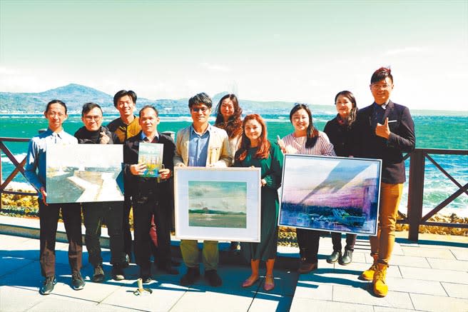 旅宿業者請知名畫家黃進龍等人為後壁湖作畫，盼藉藝術視角引導大家換個角度看墾丁。（謝佳潾攝）