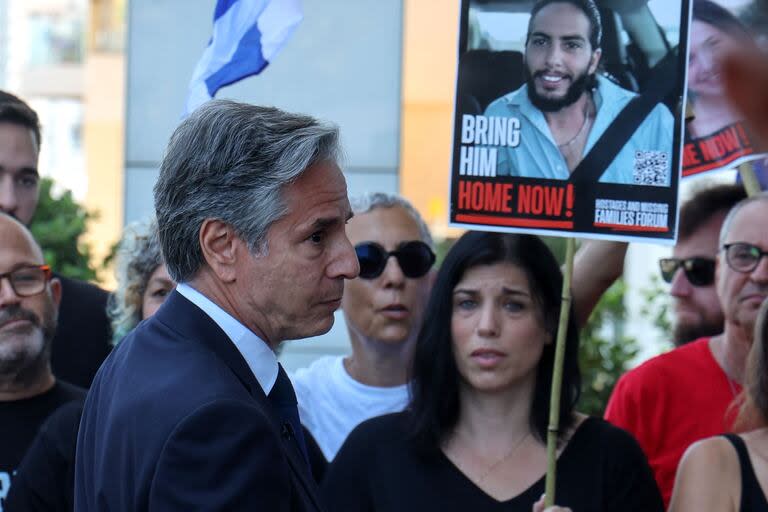 El secretario de Estado estadounidense, Antony Blinken, se reúne con familiares y simpatizantes de los israelíes retenidos como rehenes en Gaza por militantes palestinos que se manifestaron en Tel Aviv durante su visita el 11 de junio de 2024.