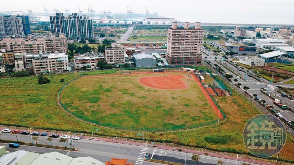 新北市八里國中預定地上的棒球場，草皮坑坑洞洞，十分簡陋。