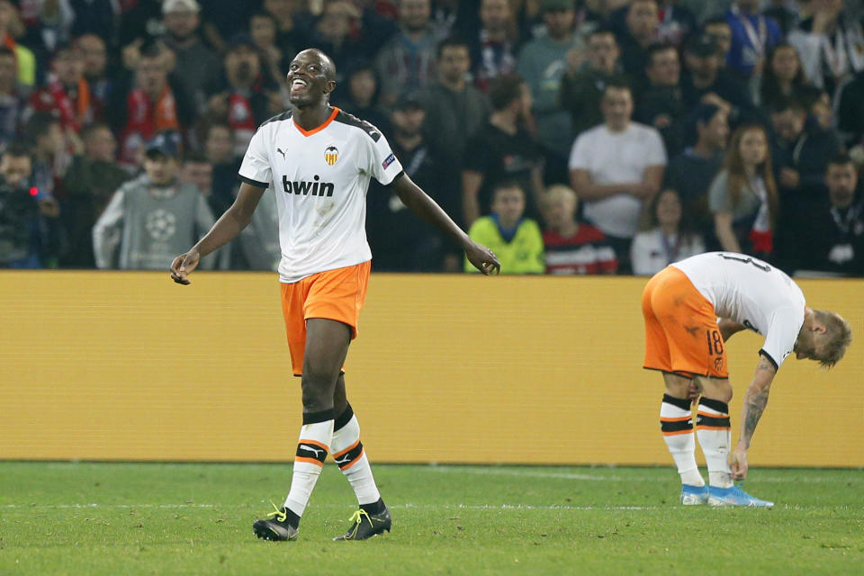 ARCHIVO - En esta foto del 23 de octubre de 2019, Mouctar Diakhaby (izquierda) del Valencia tras ser expulsado en el partido contra Lille por la Liga de Campeones. (AP Foto/Michel Spingler, archivo)