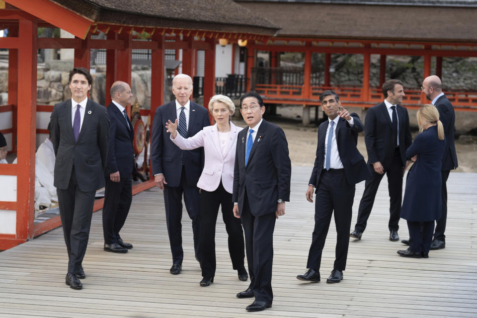 De izquierda a derecha, el primer ministro canadiense Justin Trudeau; el canciller alemán Olaf Scholz; el presidente estadounidense Joe Biden; la presidenta de la Comisión Europea, Ursula von der Leyen; el primer ministro japonés Fumio Kishida; el premier británico Rishi Sunak; el presidente francés Emmanuel Macron; la primera ministra italiana Giorgia Meloni y el presidente del Consejo Europeo, Charles Michel, arriban para una foto de grupo en el Santuario Itsukushima, el viernes 19 de mayo de 2023, en Hiroshima, Japón. (Stefan Rousseau/Foto compartida vía AP)