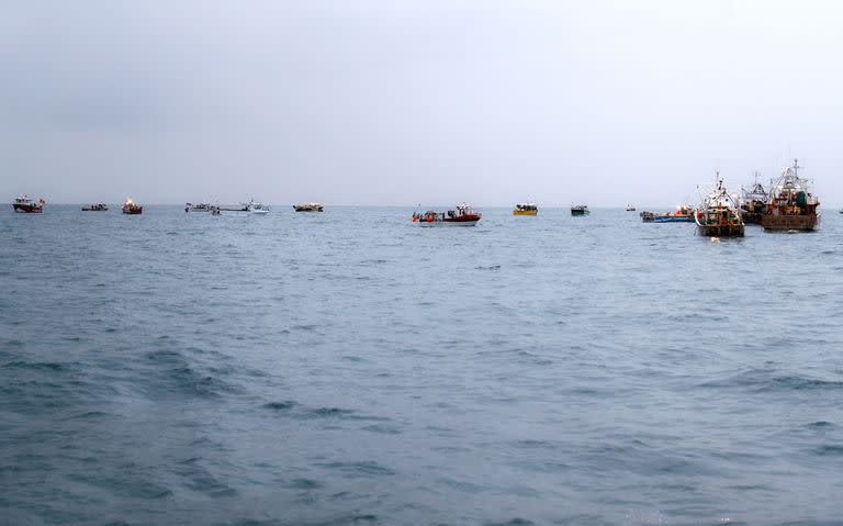 Barcos de pesca franceses protestan frente al puerto de Saint Helier 