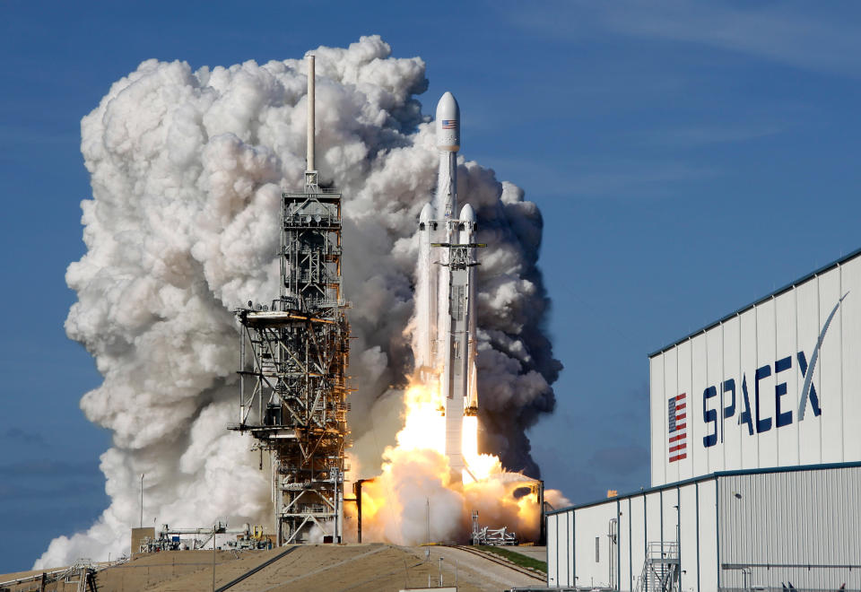 <p>Die „Falcon Heavy“-Rakete startet ihren Jungfernflug am US-Weltraumbahnhof Cape Canaveral. Die Rakete von Elon Musks Privatfirma SpaceX ist aktuell die stärkste der Welt.<br> (Bild: AP Photo) </p>