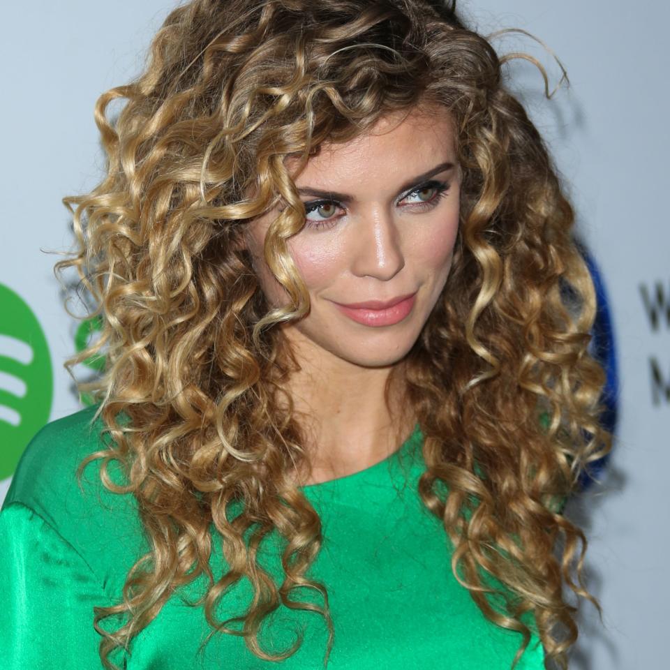 <strong>Cascading Curls</strong>