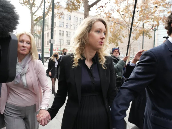 Elizabeth Holmes, the founder of Theranos, arrives at the federal courthouse in San Jose, Calif., for a sentencing hearing on Nov. 18, 2022. (Jim Wilson/The New York Times)