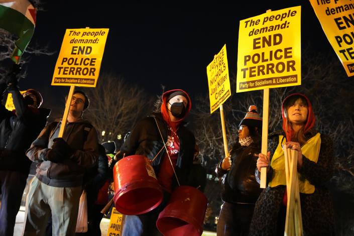 Los manifestantes se reúnen en Washington, DC, el 27 de enero de 2023, después de que Memphis, Tennessee, publicara imágenes de la cámara corporal de la policía de la golpiza fatal de Tire Nichols.