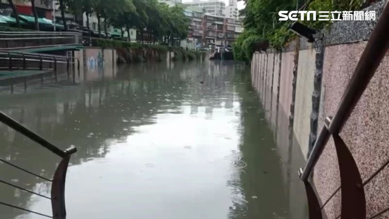 中港大排兩側的景觀步道都被積水淹沒。（圖／記者游承霖攝影）