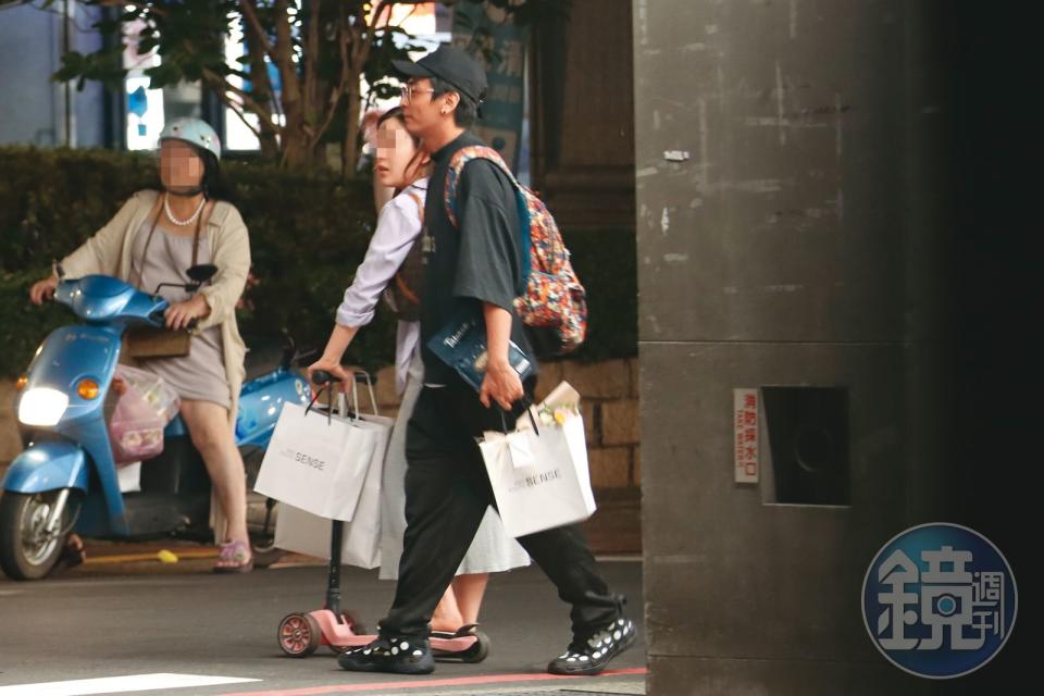 20：53 逛完街後，Toro與女伴還沒買夠，繼續前往寵物用品店。