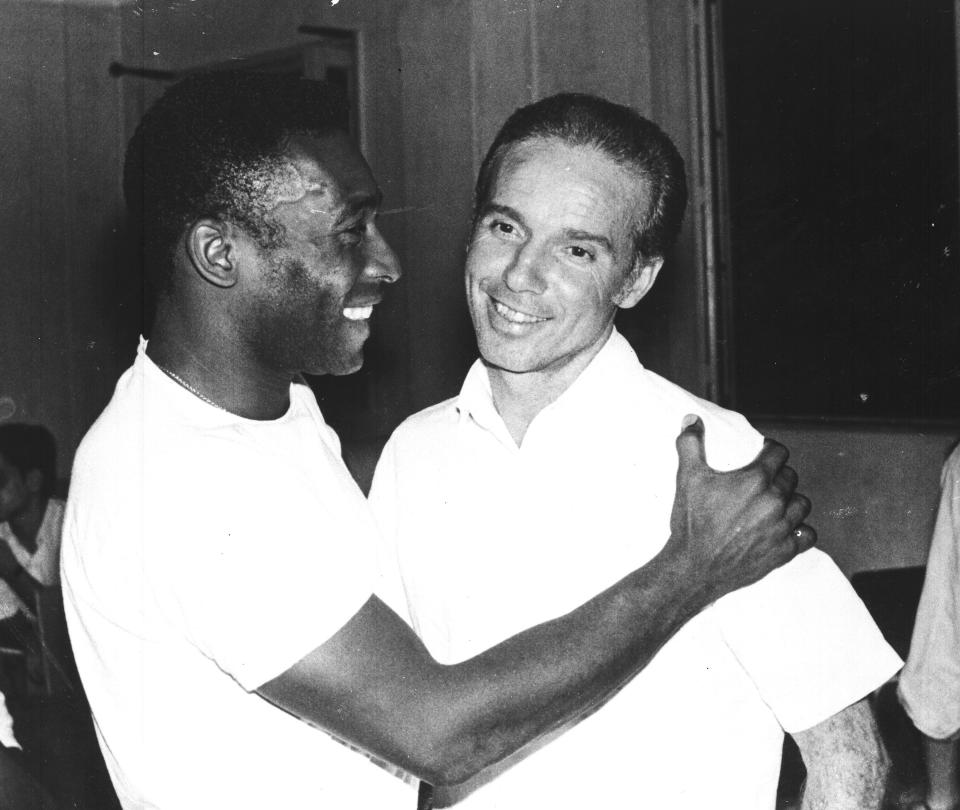 ARCHIVO - Pelé abraza a Mario Zagallo luego que este último fue nombrado técnico de Brasil, en marzo de 1970, en Río de Janeiro (AP Foto, archivo)