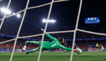 Soccer Football - Champions League Round of 16 First Leg - Sevilla vs Manchester United - Ramon Sanchez Pizjuan, Seville, Spain - February 21, 2018 Manchester United's David De Gea makes a save REUTERS/Juan Medina