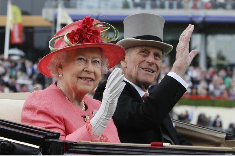 la Reina Isabel II de Gran Breta&#xf1;a con el Pr&#xed;ncipe Felipe llegan en un carruaje tirado por caballos al ring del desfile en el tercer d&#xed;a, tradicionalmente conocido como el D&#xed;a de las Damas, de la carrera de caballos Royal Ascot en Ascot, Inglaterra, 16 de junio de 2011